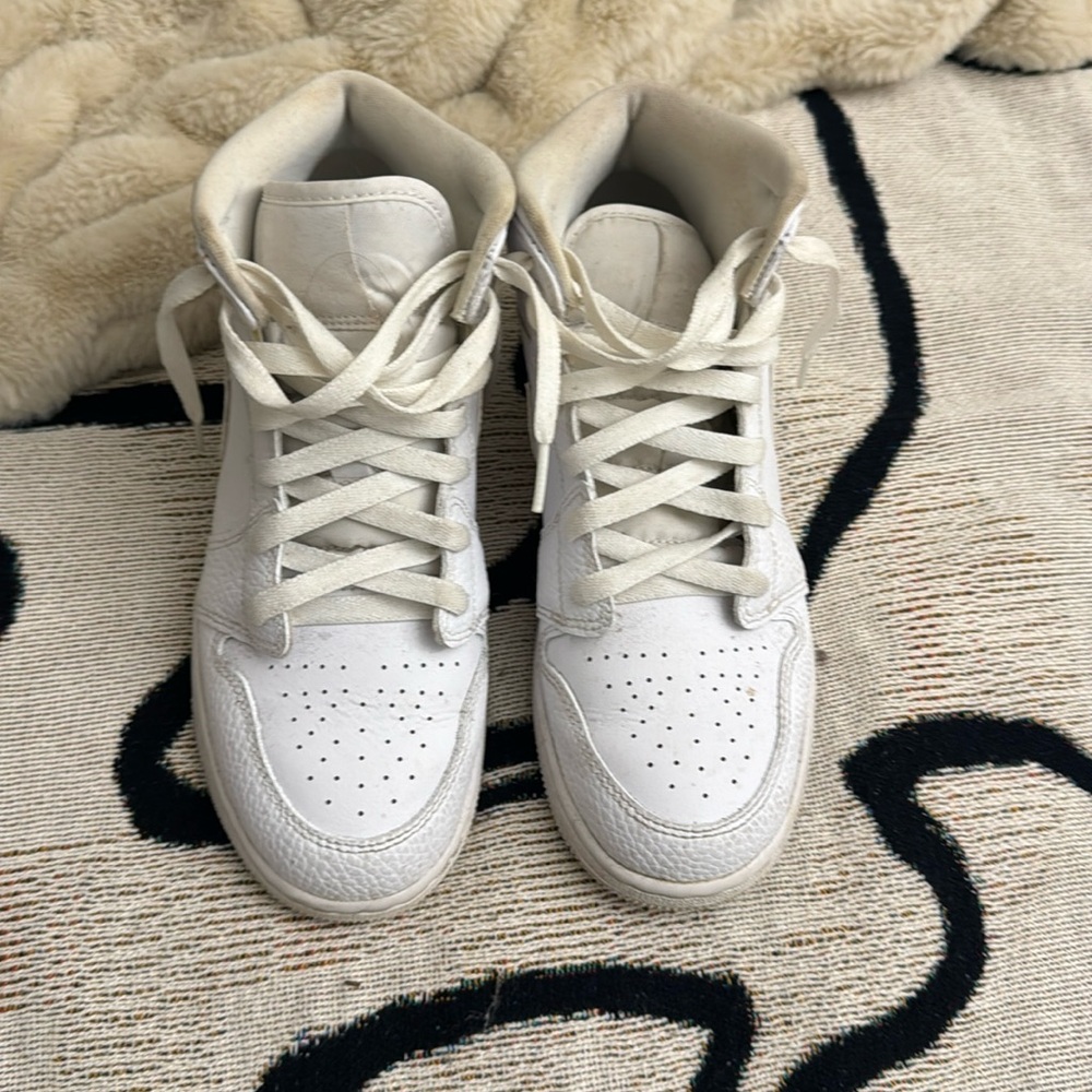 White Mid Air Jordan 6Y (7.5 women’s) lightly used.